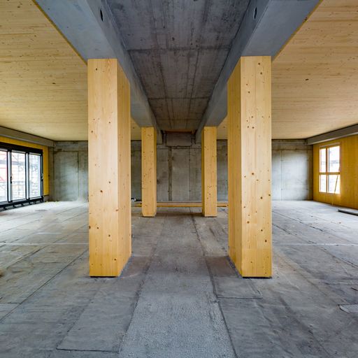 Vorschau Bild von Ein Blick auf die Baustelle: Hier sieht man
Holzstützen sowie die Decken und Wände aus Fichtenholz.