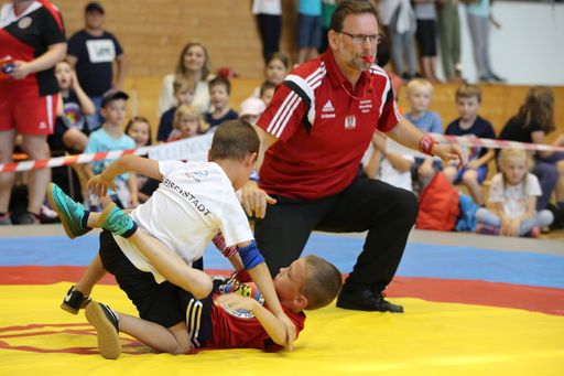  Ringerwettbewerb VS Faire Wettkämpfe mit einem
Ringrichter haben bei Wrestling goes School oberste Priorität.