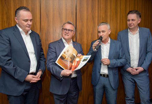v.l.n.r.: Kulturlandesrat Mag. Hans Peter Doskozil,
Landeshauptmann Hans Niessl, Burgenland Tourismus-Geschäftsführer
Hannes Anton, Tourismuslandesrat MMag. Alexander Petschnig