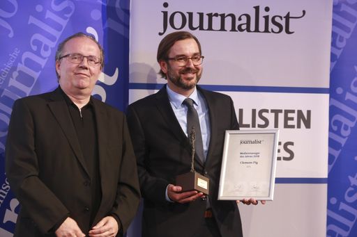 Vorschau Bild von Laudator Hermann Petz (CEO Moser Holding und
APA-Vorstandsvorsitzender) mit dem „Medienmanager des Jahres“
APA-CEO Clemens Pig