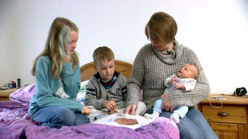 Femke und freuen sich riesig über ihren kleinen Bruder Harro.