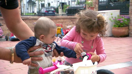 Vorschau Bild von Für Ladana (3) kommt das neue Geschwisterchen zur Unzeit. Mama
und Papa haben alle Hände voll zu tun, denn das Mädchen ist auf
ihren neuen Bruder Hiskias eifersüchtig.