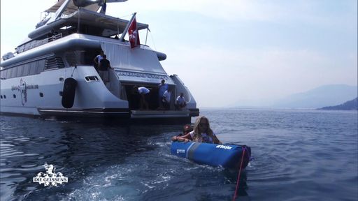 Vorschau Bild von Für einen Großeinkauf fahren Carmen und Robert mit der "Indigo
Star" nach Italien. Einziges Problem: Das Beiboot ist kaputt und mit
der Yacht können sie nicht anlegen. Kurzerhand beschließt Robert mit
einem kleinen Kanu an Land zu schippern. Werden die Geissens
trockenen Fußes an Land kommen? Eine neue Doppelfolge von "Die
Geissens - Eine schrecklich glamouröse Familie!" am Montag, 25.
Februar 2019, um 20:15 Uhr bei RTL II. © RTL II - Recht zum
Abdruck/Darstellung zeitlich/sachlich beschränkt auf die Bewerbung
der Sendung. Weiterer Text über ots und www.presseportal.de/nr/6605