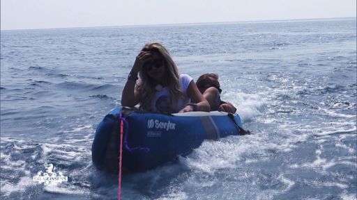 Vorschau Bild von Carmen und Robert fahren mit der "Indigo Star" nach Italien.
Einziges Problem: Das Beiboot ist kaputt und mit der Yacht selbst
können sie nicht anlegen. Robert beschließt mit einem kleinen Kanu
an Land zu schippern. Millionärsgattin Carmen ist von dieser Idee
nicht wirklich überzeugt. Eine neue Doppelfolge von "Die Geissens -
Eine schrecklich glamouröse Familie!" am Montag, 25. Februar 2019,
um 20:15 Uhr bei RTL II. © RTL II - Recht zum Abdruck/Darstellung
zeitlich/sachlich beschränkt auf die Bewerbung der Sendung. Weiterer
Text über ots und www.presseportal.de/nr/6605