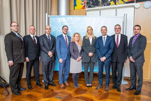 v.l. Hauptmann Dr. Karansky, Tschechische Republik
Major Mag. Novak, Tschechische Republik Staatsanwalt Beshkov,
Bulgarien Mag. Scherscher, .BK Leiter-Wirtschaftskriminalität Mag.
Flagge, .BK-Leiterin Büro für Finanzermittlungen Staatsanwältin
Victoria Hänel, StA Saarbrücken Innenminister Herbert Kickl StA Dr.
Bolter, StA Feldkirch Omar Haijawi-Pirchner, LKA-NÖ
