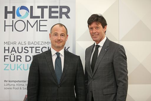  https://www.apa-fotoservice.at/galerie/17588 Im Bild v.l.n.r.:
Michael Holter (Geschäftsführer Holter) Christian Rauchfuß
(Prokurist und Ressortleiter Verkauf Holter)