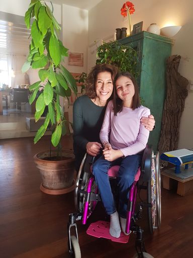 Vorschau Bild von Nach Harald Krassnitzer, Gregor Seberg und Ursula
Strauss stellte sich die beliebte Schauspielerin Adele Neuhauser für
den neuen Spendenspot in den Dienst der Österreichischen
Muskelforschung. An ihrer Seite spielt die zehnjährige Emily, die an
Spinaler Muskelatrophie (SMA), leidet.