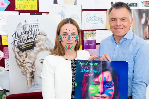 https://www.apa-fotoservice.at/galerie/17628 #ShowYourRare:
Opernball-Organisatorin Maria Großbauer zeigt ihr Engagement für
Menschen mit seltenen Erkrankungen Maria Großbauer & Pro Rare-Obmann
Rainer Riedl