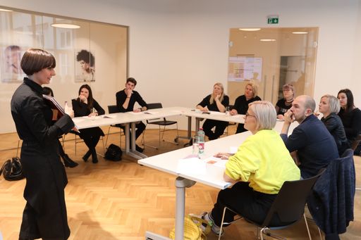 Vorschau Bild von Die beiden Präsentationsräume fassen jeweils bis zu
120 Personen und lassen sich bei Bedarf in mehrere kleinere Meeting-
und Seminarräume für acht bis 30 Personen umfunktionieren. Sie
werden auch an externe Firmen als Eventlocation vermietet.