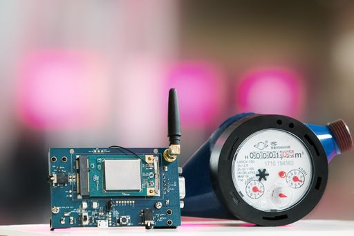 Im Zuge des MWC19 Barcelona zeigen T-Mobile Austria
und Deutsche Telekom ein IoT-Modul, das z. B. an einen smarten
Wasserzähler angeschlossen werden kann.