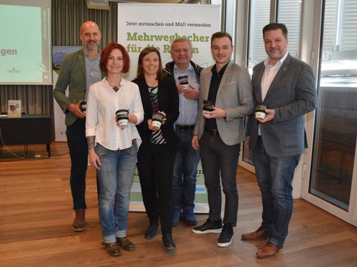 Vorschau Bild von Projektpräsentation am 26. Februar 2019 im
Kufsteiner Rathaus. v.l.n.r.: Kufsteins Stadtrat Stefan Hohenauer,
K2go-Ideengeberin Birgit Pristauz, KUUSK-GF Melanie Steinbacher,
Umweltberater Manfred Zöttl, Patrick Schönauer (Wirtschaftskammer
Kufstein), Standortmarketing-GF Thomas Ebner