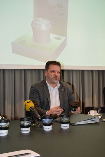 Vorschau Bild von Thomas Ebner, Geschäftsführer Standortmarketing
Kufstein, präsentierte am 26. Februar das Kaffee-Mehrwegbechersystem
K2go im Kufsteiner Rathaus.