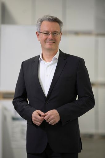 Vorschau Bild von Dr. Michael Fries, CEO der Onlineprinters-Gruppe, sagt dem
Onlinedruck weiterhin starkes Wachstum voraus. Copyright:
Onlineprinters GmbH Weiterer Text über ots und
www.presseportal.de/nr/75635 / Die Verwendung dieses Bildes ist für
redaktionelle Zwecke honorarfrei. Veröffentlichung bitte unter
Quellenangabe: "obs/Onlineprinters GmbH"