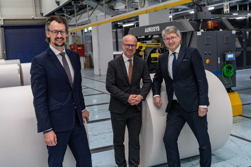 von links: STYRIA-Vorstand Bernhard Kiener,
STYRIA-CEO Markus Mair, ressortverantwortlicher STYRIA-Vorstand Kurt
Kribitz in der "neuen" Druckerei in Graz-Messendorf