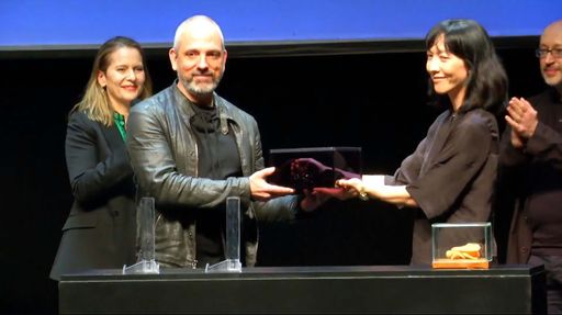 Preisübergabe des Black Bee Awards an Harald
Gruendl (EOOS)