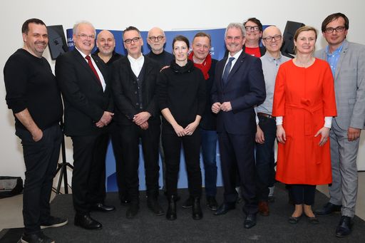 Im Bild v. li. n. re.: Architekt Stefan Marte,
Reinhard Resch (Bürgermeister der Stadt Krems), Architekt Bernhard
Marte, Werner Reiterer (Künstler), Leo Zogmayer (Künstler), Judith
Fegerl (Künstlerin), Christian Bauer (Künstlerischer Direktor
Landesgalerie Niederösterreich), Karl Wilfing (Präsident des NÖ
Landtags), Rainer Prohaska (Künstler), Erwin Redl (Künstler), Julia
Flunger-Schulz (Geschäftsführerin Kunstmeile Krems), Günther
Oberhollenzer (Kurator Landesgalerie Niederösterreich)