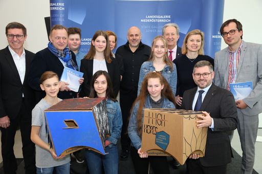 Vorschau Bild von https://www.apa-fotoservice.at/galerie/17191 Vizebürgermeister
Erwin Kramer, künstlerischer Direktor Christian Bauer, Architekt
Bernhard Marte, Stadtrat Günter Herz, Geschäftsführerin Julia
Flunger-Schulz, Kurator Günther Oberhollenzer, Landesrat Ludwig
Schleritzko gemeinsam mit den Schülerinnen und Schülern der BRG
Ringstraße Krems Simon, Lukas, Ella, Sarah, Nina, Claudia mit ihrer
Lehrerin Gabriele Till