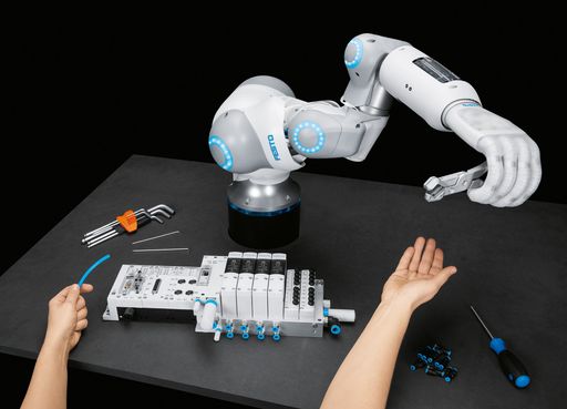 Vorschau Bild von Damit die BionicSoftHand sicher und direkt mit dem
Menschen interagieren kann, wird sie pneumatisch betrieben.