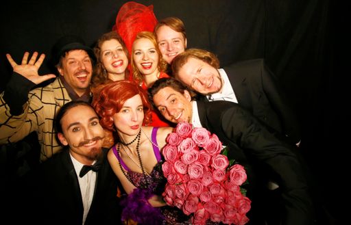  Gruppenbild des Ensembles Oper@Tee in "Die Rose des
Kaisers" von Paul Hertel