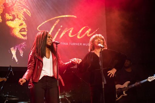 Am Wochenende wurden in Hamburg Tina Turner und Hauptdarstellerin
Kristina im Rahmen der Deutschlandpremiere von TINA - DAS TINA
TURNER MUSICAL mit Standing Ovations gefeiert. Hamburg Tourismus
bietet zum Musical ab 103 Euro pro Person ein Reisepaket inklusive
Ticket und Übernachtung an. Weiterer Text über ots und
www.presseportal.de/nr/75051 / Die Verwendung dieses Bildes ist für
redaktionelle Zwecke honorarfrei. Veröffentlichung bitte unter
Quellenangabe: "obs/Hamburg Marketing GmbH/Stage Entertainment"