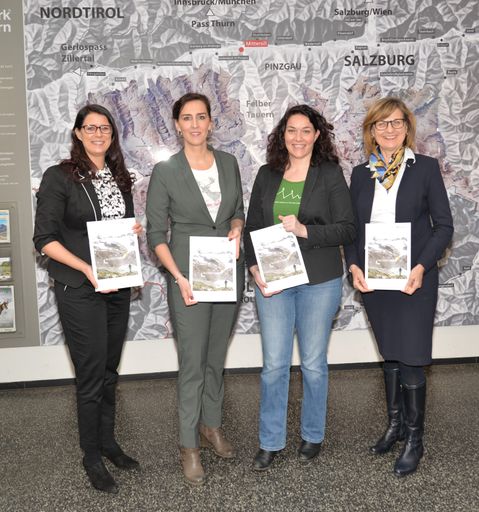 Pressefoto Ratsmitglieder: v. l.Landesrätin Sara
Schaar, Kärnten, Ratsvorsitzende Landesrätin Maria Hutter, Salzburg,
Landeshautmannstellvertreterin Ingrid Felipe Saint-Hilaire, Tirol
und Sektionschefin Maria Patek, BMNT
