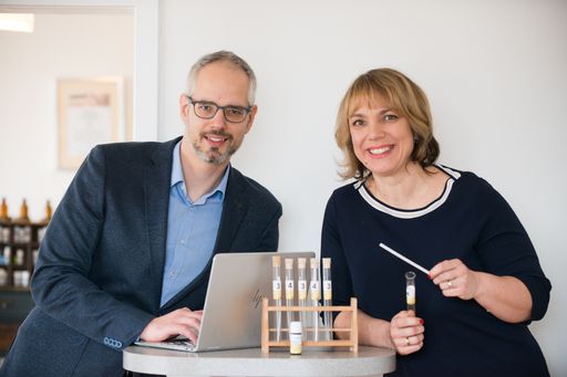  Bernhard & Ingrid Karner haben in 10jähriger Arbeit
eine Datenbank für ätherische Öle und Extrakte entwickelt.