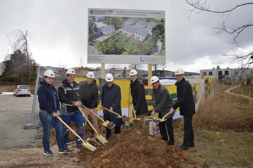 Vorschau Bild von v.l.n.r. Hr. Daniel Schlögl (Bautechniker STROBL),
Hr. Bertram Kogler (Polier STROBL), Hr. Ing. Martin Terler
(Bereichsleiter STROBL), Dr. Walter Lattenmayer (Gesellschafter
Lattenmayer Quadrat Immobilien GmbH), Hr. DI Mag. Alexander
Lattenmayer (geschäftsführender Gesellschafter Lattenmayer Quadrat
Immobilien GmbH), Hr. Mag. Erich Prinz (Oberbank), Hr. Harald
Lentsch (Oberbank)