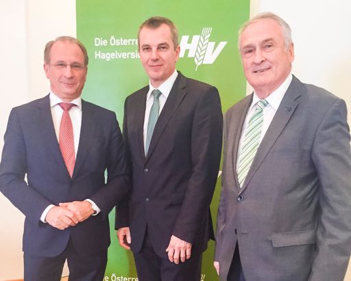 ÖHV-Vorstandsvorsitzender Dr. Kurt Weinberger und der neue
Aufsichtsratspräsident Dipl.-Ing. Ernst Karpfinger mit dem
scheidenden Aufsichtsratspräsidenten Dipl.-HLFL-Ing. Josef Pleil