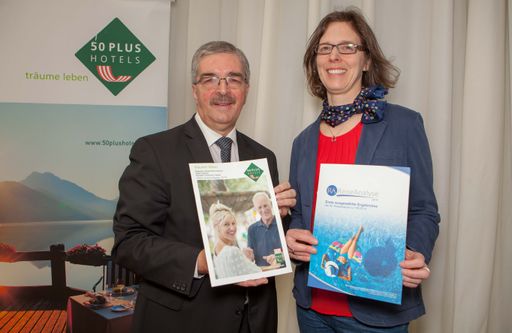 50plus Hotels präsentierte bei der ITB Berlin neue
Informationen zum Reiseverhalten der „Best Ager“ (v.l.n.r.: Hermann
Paschinger/50plus Hotels, Bente Grimm/Deutsche Reiseanalyse-NIT)