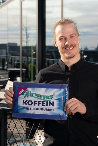 Manuel Feller und der neue Airwaves Koffein Kaugummi /
Koffein-Kick fürs Saisonfinale / Manuel Feller for Airwaves Koffein
Weiterer Text über ots und www.presseportal.de/nr/128340 / Die
Verwendung dieses Bildes ist für redaktionelle Zwecke honorarfrei.
Veröffentlichung bitte unter Quellenangabe: "obs/adam GmbH Co
KG/Mathias Kniepeiss"