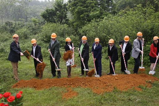 Vorschau Bild von Spatenstich für das neue Bärenschutzzentrum von
VIER PFOTEN. In der Mitte Heli und Ioana Dungler.