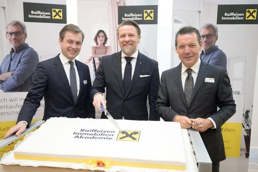 https://www.apa-fotoservice.at/galerie/17711 Bild
zeigt: Dr. Martin Hauer, Vorstandsdirektor Raiffeisenlandesbank
NÖ-Wien AG, Ing. Mag. (FH) Peter Weinberger, Geschäftsführer
Raiffeisen Immobilien NÖ/Wien/Burgenland und Sprecher Raiffeisen
Immobilien Österreich und Mag. Nikolaus Lallitsch, Geschäftsführer
Raiffeisen Immobilien Steiermark und Sprecher Raiffeisen Immobilien
Österreich.