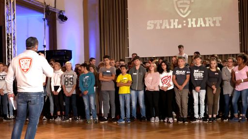 Carsten Stahl kämpft an der Albert-Schweitzer-Schule in Beeskow
gegen Gewalt und Ausgrenzung. Schulsprecher Joel hat den
Anti-Mobbing-Experten zur Hilfe gerufen, damit sich an der
Brandenburger Schule endlich etwas ändert. "Stahl:hart gegen
Mobbing": Am Mittwoch, 13. März 2019, um 20:15 Uhr bei RTL II / ©
RTL II - Recht zum Abdruck/Darstellung zeitlich/sachlich beschränkt
auf die Bewerbung der Sendung. Weiterer Text über ots und
www.presseportal.de/nr/6605