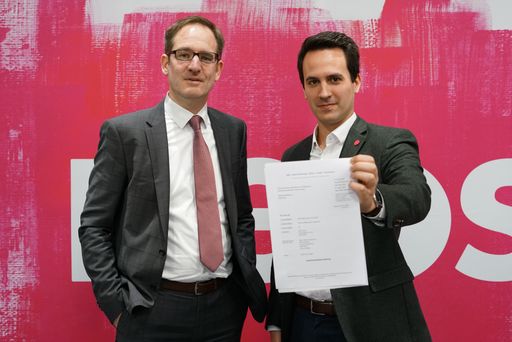 NEOS Wien Klubobmann Christoph Wiederkehr und Rechtsanwalt Mag.
Volkert Sackmann mit der Sachverhaltsdarstellung in der Causa KH
Nord.