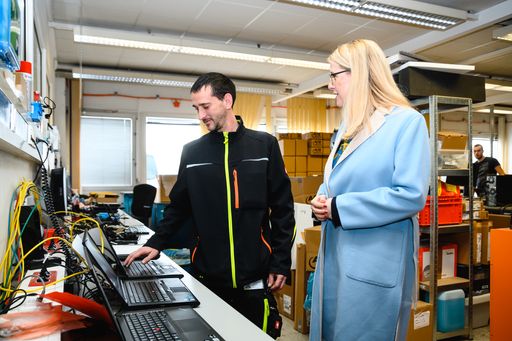 Vorschau Bild von Die AfB schafft durch die Aufbereitung und den
Verkauf gebrauchter IT- und Mobilgeräte Arbeitsplätze für Menschen
mit Behinderung