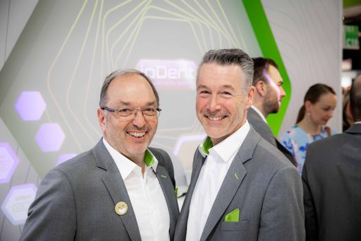  W&H Geschäftsführer KommR DI Peter Malata (re.) und
Dr. Michael Reiter, W&H Geschäftsleitung – Produktinnovation,
präsentieren auf der IDS das smarte ioDent®-System.
