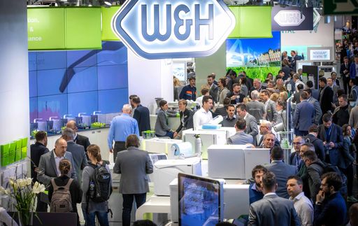 Vorschau Bild von Der W&H Messestand im neuen Look-and-feel
begeistert die Fachbesucher.