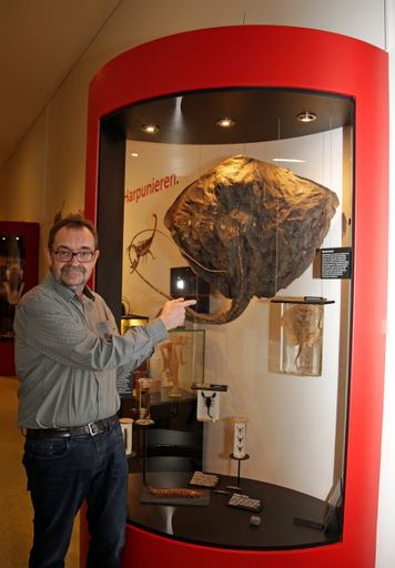 Dr. Erich Steiner mit Leihgaben des NHM Wien