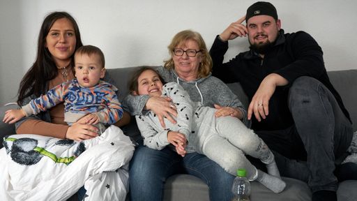 Yasemin (22) erwartet bereits ihr drittes Kind. Sie leidet unter
Frühwehen - und das birgt Risiken für das ungeborene Kind. Weiterer
Text über ots und www.presseportal.de/nr/6605 / Die Verwendung
dieses Bildes ist für redaktionelle Zwecke honorarfrei.
Veröffentlichung bitte unter Quellenangabe: "obs/RTL II"