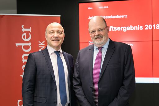 https://www.apa-fotoservice.at/galerie/17859 Im Bild v.l.n.r.:
Robert Hofer (Unternehmenssprecher), Olaf Peter Poenisch
(Vorsitzender der Geschäftsführung/CEO)