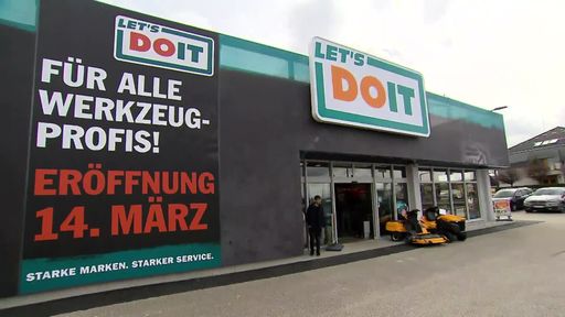 Erstmals werden in einem stationären Geschäft für
Werkzeuge und Gartengeräte neben der kompetenten Fachberatung viele
digitale Elemente eingesetzt, die das Produktangebot um ein
Vielfaches erweitern und direkt am POS viele Detailinformationen
über Produkte und Serviceleistungen bieten. Ergänzt wird dieses
Angebot mit einem einzigartigen Testcenter, in dem die Kunden ihre
Produktauswahl im Live-Betrieb einem Härtetest unterziehen können,
bevor sie eine Kaufentscheidung treffen. Der modernste
Werkzeugfachmarkt kombiniert so die Vorteile des Onlinehandels mit
jenen des Erlebniseinkaufs am POS sinnvoll und bietet dadurch den
Kunden einen echten Mehrwert.