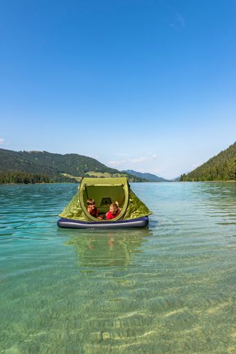  Auf mehr als 100 Campingplätzen findet jeder seinen
Lieblingsplatz. Egal ob am Badesee, am Fuße eines Berges, am
Flussufer... Mietcaravans und Mobilheime immer beliebter.