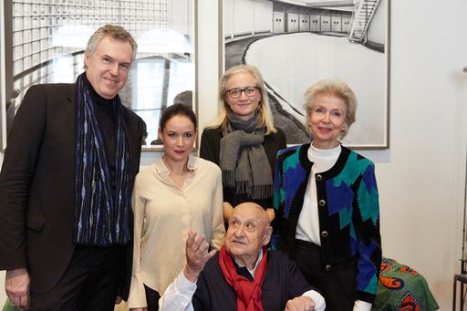 Übergabe der Schenkung am 19. März 2019 im MAK: (v.l.n.r.)
Christoph Thun-Hohenstein (Generaldirektor und wissenschaftlicher
Geschäftsführer, MAK), Pola Sieverding (Künstlerin), Gustav Peichl
(Architekt), Teresa Mitterlehner-Marchesani (Wirtschaftliche
Geschäftsführerin, MAK) und Sylvia Eisenburger-Kunz (Gesellschaft
der Freunde der bildenden Künste)