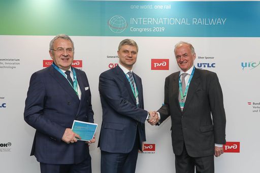 https://www.apa-fotoservice.at/galerie/17904 im Bild von links
nach rechts: Hubert Jeneral, Präsident des international Railway
Congress, Oleg Belozerov, CEO RZD (Russian Railways), Gilbert
Trattner, Aufsichtsratsvorsitzender ÖBB