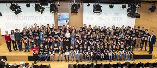 Voller Festsaal an der Uni Linz. 130 strahlende
Preisträgerinnen und Preisträger bei der Preisverleihung zum
"Biber-der-Informatik" Wettbewerb