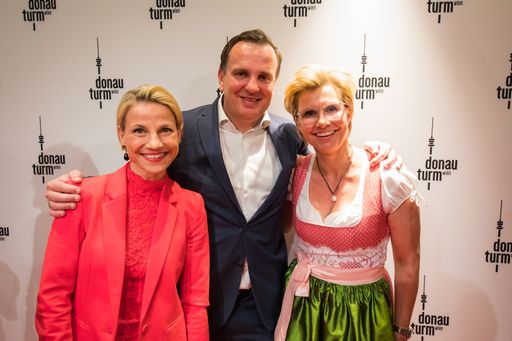 Die Eröffnung des Donauturms wurde mit einer
rauschenden Party gefeiert (im Bild Moderatorin & Schauspielerin
Kristina Sprenger, Donauturm-Miteigentümer Mag. (FH) Paul Blaguss,
und Donaubräu-Gastgeberin Manuela Krings-Fischer).