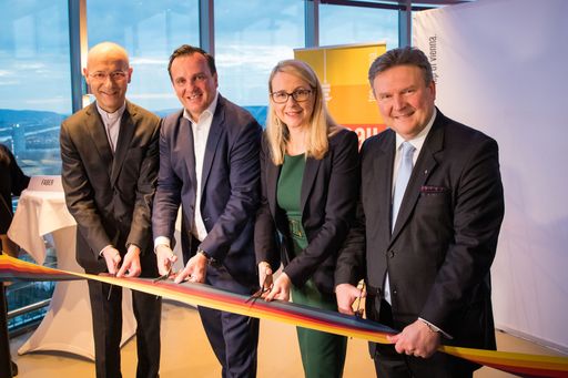 Vorschau Bild von Dompfarrer Toni Faber, Mag. (FH) Paul Blaguss,
Miteigentümer des Donauturms, Dr. Margarete Schramböck,
Bundesministerin für Digitalisierung und Wirtschaftsstandort, und
Bürgermeister Dr. Michael Ludwig beim offiziellen Banddurchschnitt.