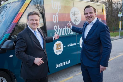 Vorschau Bild von Ab April wird es einen kostenlosen Shuttle von der
U1 zum Donauturm geben (im Bild Bürgermeister Dr. Michael Ludwig und
Donauturm-Miteigentümer Mag. (FH) Paul Blaguss).