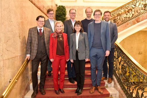 1. Reihe (von links): Jean-Robert Tyran
(Universität Wien), Eva Maria Kubin (Styria Content Creation), Marie
Clare Villeval (Universität Lyon), Rupert Sausgruber (WU Wien). 2.
Reihe (von links): Christoph Neumayer (Industriellenvereinigung),
Bernhard Kittel (Universität Wien), Ben Greiner (WU Wien), Jens Noll
(FehrAdvice & Partners AG).