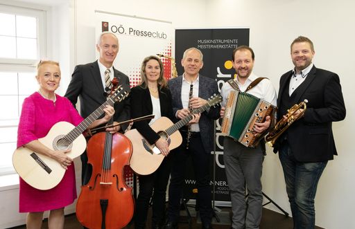 Vorschau Bild von von links nach rechts LAbg. a.D. Elisabeth
Freundlinger(Präsidentin der OÖ Streichervereinigung), KommR Mag.
Klaus Schobesberger (in Vertretung von WKO Präsidentin Mag.a Doris
Hummer), CCO Angelika Danner und CEO Karl Danner (Musikinstrumente
Karl Danner GmbH, Linz), Vizebürgermeister der Stadt Linz Mag.
Bernhard Baier , Simon Ertl, M.A., Eventmanager und Musikvermittler.
Die Gesprächspartner und das Ehepaar Danner mit jenen
Musikinstrumenten, die sie gerne spielen.